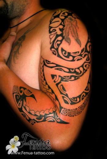 6b°) tatouage polynesien sur le bras